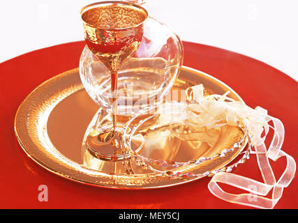 Matrimonio tradizionale corone, decanter e calice - Greek Wedding oggetti Foto Stock