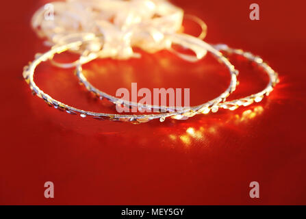 Still Life fotografia di nozze d argento corone su sfondo rosso - Greek Wedding Foto Stock