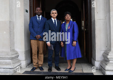 Sindaco di Londra Sadiq Khan incontro La Baronessa Lawrence e suo figlio Stuart prima un memoriale di servizio a St Martin-in-the-Fields a Trafalgar Square, Londra per commemorare il venticinquesimo anniversario dell'assassinio di Stephen Lawrence. Foto Stock