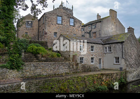 Tipica architettura dello Yorkshire a Skipton, North Yorkshire accanto al ramo di primavera Canal. Case e business. Foto Stock