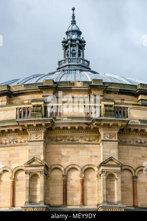 Vista del grande tetto a cupola circolare e guglia di McEwan Hall, la sala di laurea dell'Università di Edimburgo, Edimburgo, Scozia, Regno Unito Foto Stock