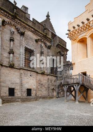 STIRLING, Regno Unito - 11 Ago, 2012: il Castello di Stirling cortile rinascimentale con il Palazzo Reale e la restaurata Sala Grande (Il Parlamento Hall) Foto Stock