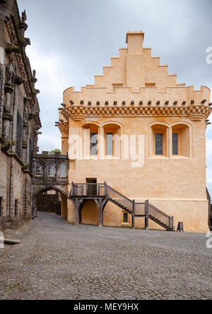 STIRLING, Regno Unito - 11 Ago, 2012: il Castello di Stirling cortile rinascimentale con il Palazzo Reale e la restaurata Sala Grande (Il Parlamento Hall) Foto Stock