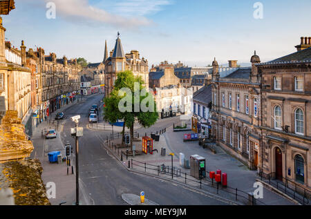 STIRLING, Regno Unito - 11 Ago, 2012: Barnton intersezione stradale con Maxwell posto in una mattinata Foto Stock