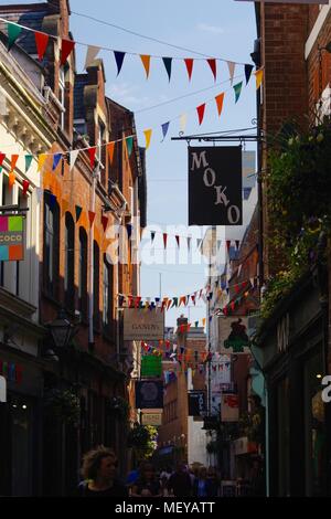 Gandy Street con Bunting in Exeter Devon, Regno Unito. Stretta corsia di ciottoli di negozi indipendenti. Presumibilmente la fonte di ispirazione per J.K. Rowling e Diagon Alley. Foto Stock