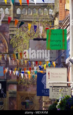 Gandy Street con Bunting in Exeter Devon, Regno Unito. Stretta corsia di ciottoli di negozi indipendenti. Presumibilmente la fonte di ispirazione per J.K. Rowling e Diagon Alley. Foto Stock