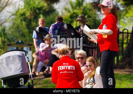 Il personale ramm organizzatori in Rougemont giardini con le famiglie che frequentano il Carnevale degli Animali di anniversario. Foto Stock