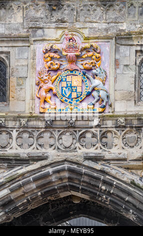 Dipinto stemma reale sulla parete al di sopra della high street gateway per il distretto della cattedrale medievale a Salisbury, Inghilterra. Foto Stock