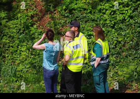 I gestori degli eventi e i paramedici a Rougemont giardini. RAMM il Carnevale degli Animali di anniversario. Exeter Devon, Regno Unito. Aprile, 2018. Foto Stock