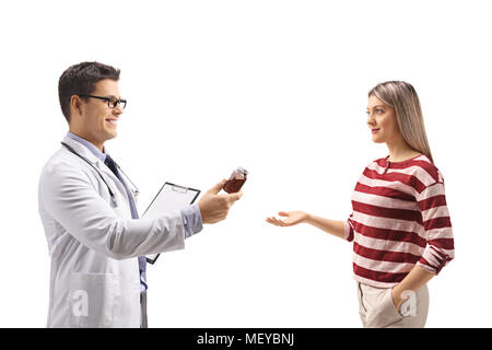 Medico dando una bottiglia di pillole ad una giovane donna isolato su sfondo bianco Foto Stock
