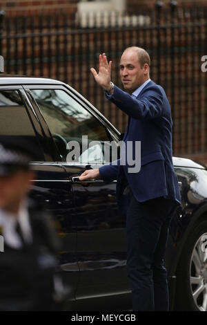 Il Duca di Cambridge onde per la folla dopo aver lasciato con il suo neonato figlio al di fuori del Lindo Ala presso il St Mary s Hospital di Paddington a Londra. Foto Stock