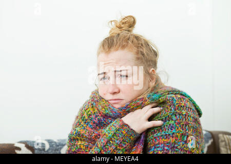 Giovane donna che soffre di mal di testa a casa Foto Stock