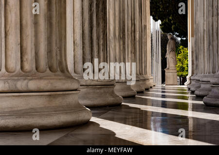 Colonne di marmo in edificio zapio ad Atene Foto Stock