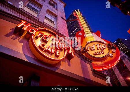 Atlanta capitale della condizione degli Stati Uniti della Georgia, esterna di Hard Rock Cafe neon segno di chitarra al di fuori del loro centro di Peachtree ristorante di notte Foto Stock