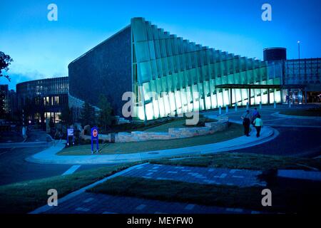 Vista notturna dei Centri per il controllo e la prevenzione delle malattie (CDC) sede, Roybal Campus, Clifton Road, Atlanta, Georgia, 2005. Immagine cortesia di centri per il controllo delle malattie. () Foto Stock