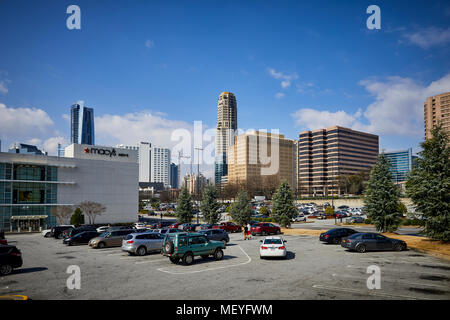 Atlanta capitale della condizione degli Stati Uniti della Georgia, Macy's mens in costruzione tra la skyline di Atlanta appena fuori Lenox road Foto Stock