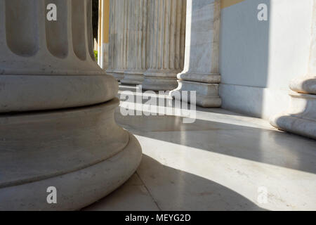 Colonne di marmo in edificio zapio ad Atene Foto Stock