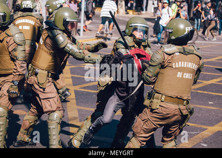 Santiago, Cile - 19 Aprile 2018: Protester arrestato dal cileno della polizia antisommossa durante una dimostrazione chiedendo la fine di profitto dell'istruzione Foto Stock