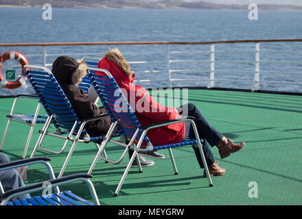 Gli Amici godono di un inverno crociera sulla costa norvegese, Aprile 2018 Foto Stock