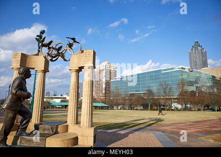 Atlanta capitale della condizione degli Stati Uniti della Georgia, America cancer society building in mirroring con vetro riflettente sulla facciata del palazzo Foto Stock