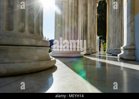 Colonne di marmo in edificio zapio ad Atene Foto Stock