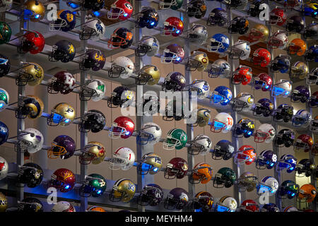 Atlanta capitale della condizione degli Stati Uniti della Georgia, casco da football americano Wall display all'interno di College Football Hall of Fame di attrazione turistica Foto Stock