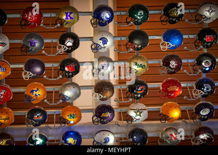 Atlanta capitale della condizione degli Stati Uniti della Georgia, casco da football americano Wall display all'interno di College Football Hall of Fame di attrazione turistica Foto Stock