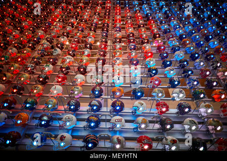 Atlanta capitale della condizione degli Stati Uniti della Georgia, casco da football americano Wall display all'interno di College Football Hall of Fame di attrazione turistica Foto Stock