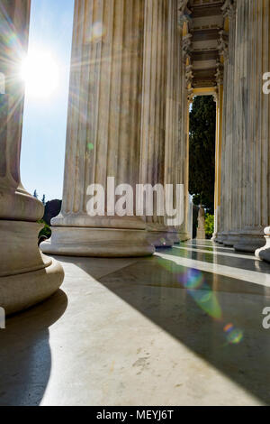 Colonne di marmo in edificio zapio ad Atene Foto Stock