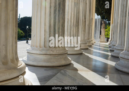 Colonne di marmo in edificio zapio ad Atene Foto Stock