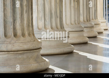 Colonne di marmo in edificio zapio ad Atene Foto Stock