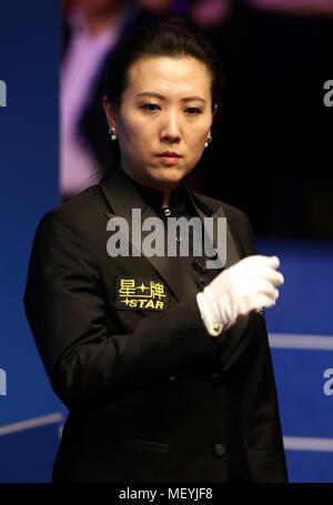 Arbitro della corrispondenza Peggy li durante il giorno tre del 2018 Betfred nel Campionato del Mondo a crogiolo, Sheffield. Foto Stock