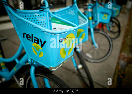 Atlanta capitale della condizione degli Stati Uniti della Georgia, relè strada sociale noleggiare biciclette per condividere memorizzate in un mozzo Foto Stock