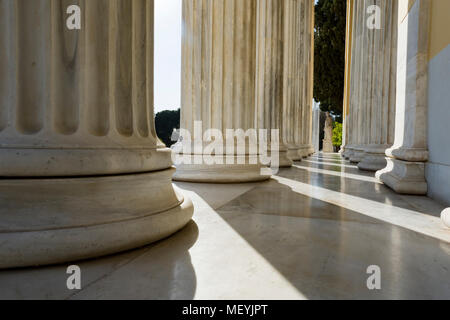 Colonne di marmo in edificio zapio ad Atene Foto Stock