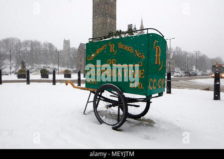 In inverno la neve ai Rochdale Lancashire. Cooperativa carrello a mano sul display nel centro della città Foto Stock