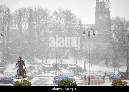 In inverno la neve ai Rochdale Lancashire. Saint Ciad è la città la chiesa Parrocchiale Foto Stock