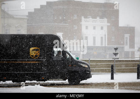 In inverno la neve ai Rochdale Lancashire. Consegna UPS van battaglie con lui le condizioni della strada Foto Stock