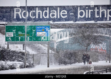 In inverno la neve ai Rochdale Lancashire. Rochdale natali della cooperativa ponte ferroviario Foto Stock