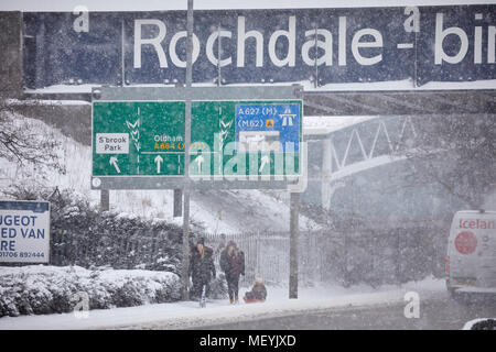 In inverno la neve ai Rochdale Lancashire. Rochdale natali della cooperativa ponte ferroviario Foto Stock