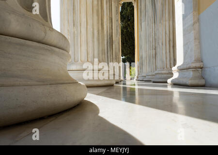 Colonne di marmo in edificio zapio ad Atene Foto Stock