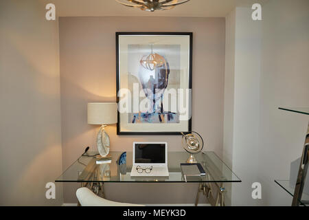 All'interno di un show home office sala di studio in Congleton, Cheshire. Foto Stock