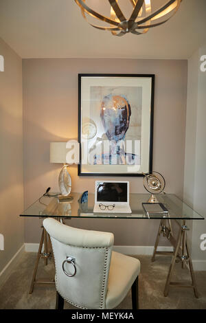 All'interno di un show home office sala di studio in Congleton, Cheshire. Foto Stock