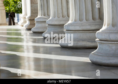 Colonne di marmo in edificio zapio ad Atene Foto Stock