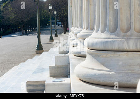 Colonne di marmo in edificio zapio ad Atene Foto Stock