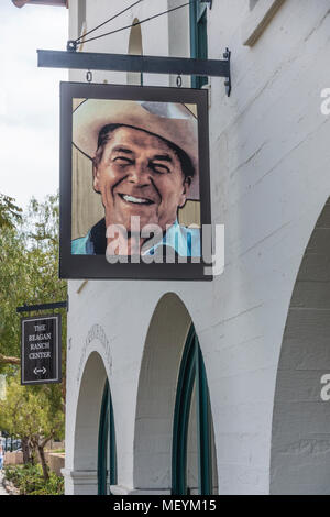 Esterno del Ronald Reagan Ranch centro con una fotografia di Ronald Reagan appeso al di fuori dell'edificio per attrarre i visitatori. Foto Stock