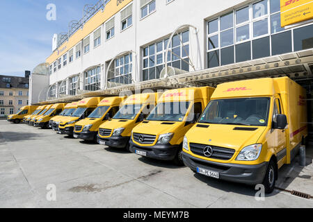 DHL furgoni per la consegna al deposito. DHL è una divisione del tedesco la società di logistica Deutsche Post AG che forniscono servizi di corriere espresso internazionale ai servizi di posta elettronica. Foto Stock