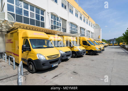 DHL furgoni per la consegna al deposito. DHL è una divisione del tedesco la società di logistica Deutsche Post AG che forniscono servizi di corriere espresso internazionale ai servizi di posta elettronica. Foto Stock