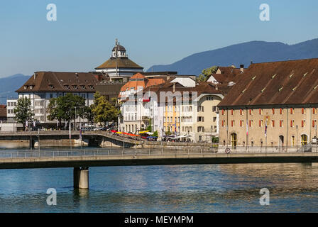 Solothurn, Svizzera - 10 July, 2016: edifici della parte storica della città di Soletta lungo il fiume Aare, vette delle Alpi del backg Foto Stock