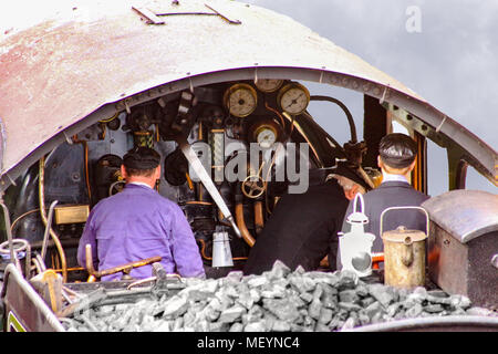 Treno a vapore e stazione 1940 ciclo e aspetto staiion Foto Stock