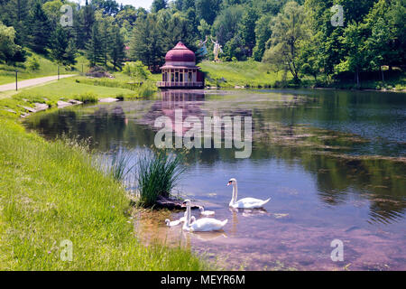 Nuovo Vrindaban Kusum Sarovara Lago e cigno case battello, , New Vrindaban, West Virginia, USA Foto Stock